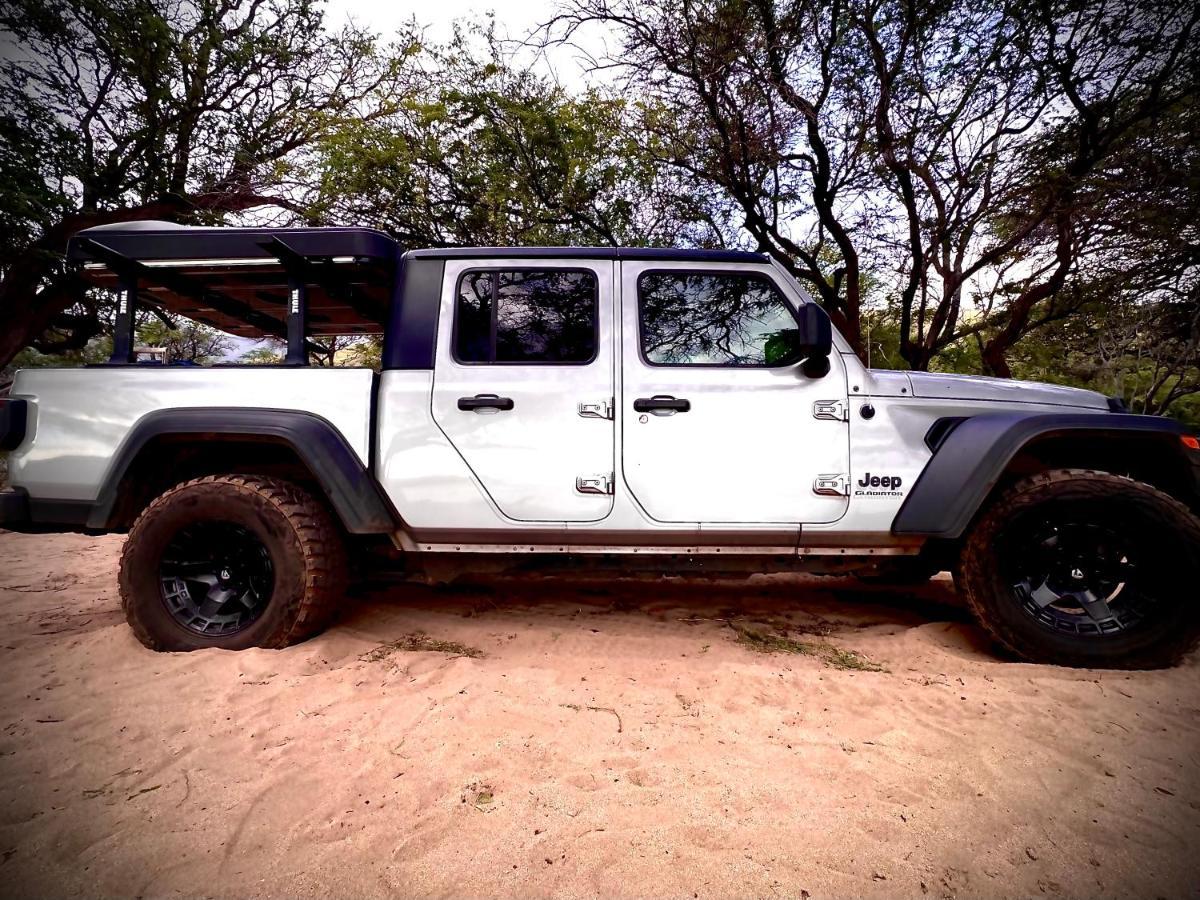 Tente de luxe Explore Maui's Diverse And Uncover The Island's Beauty From Fresh Perspectives Every Day As Journey With Aloha Glamp's Great Jeep Equipped With A Rooftop Tent *
