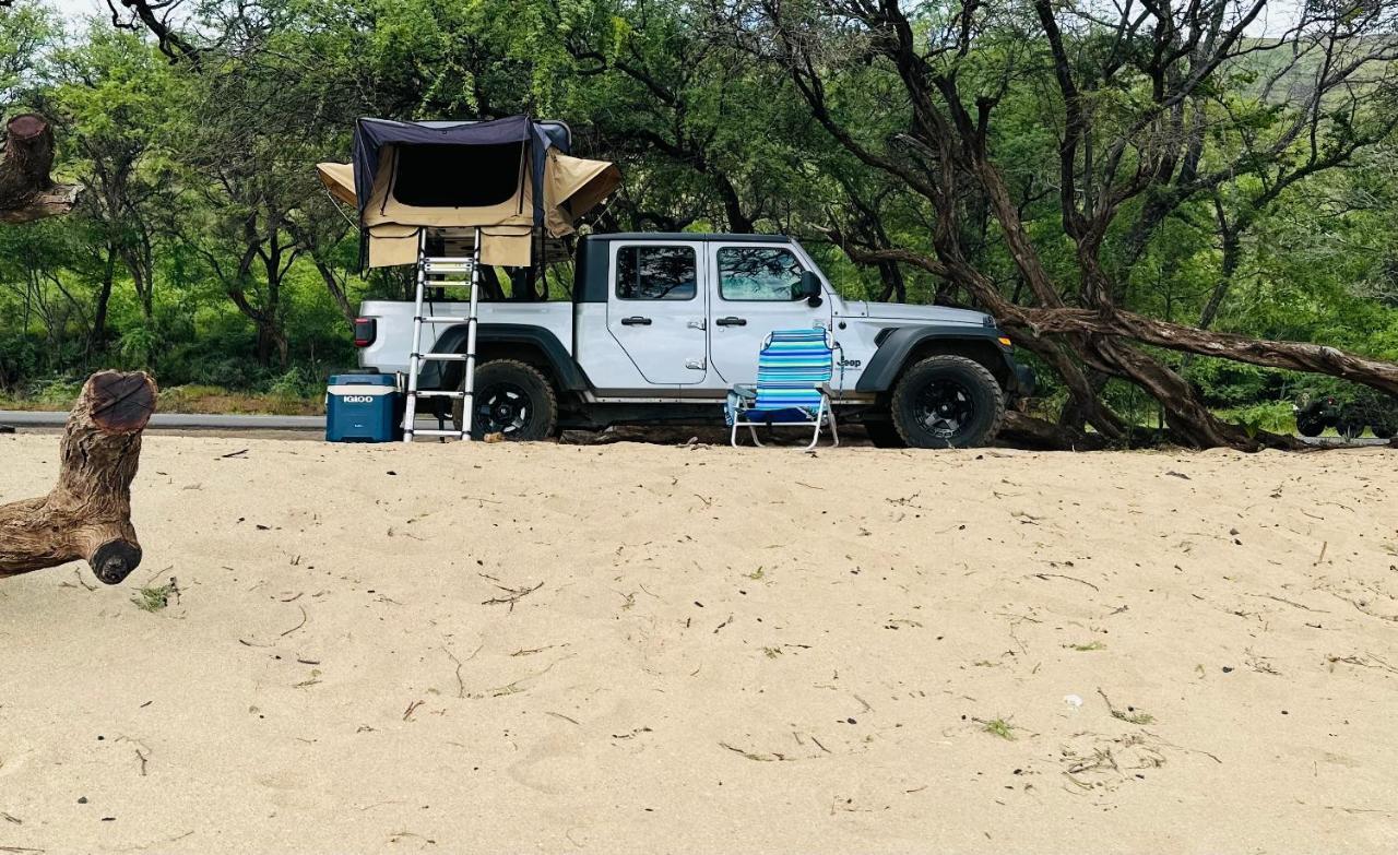 Tente de luxe Explore Maui's Diverse And Uncover The Island's Beauty From Fresh Perspectives Every Day As Journey With Aloha Glamp's Great Jeep Equipped With A Rooftop Tent Paia
