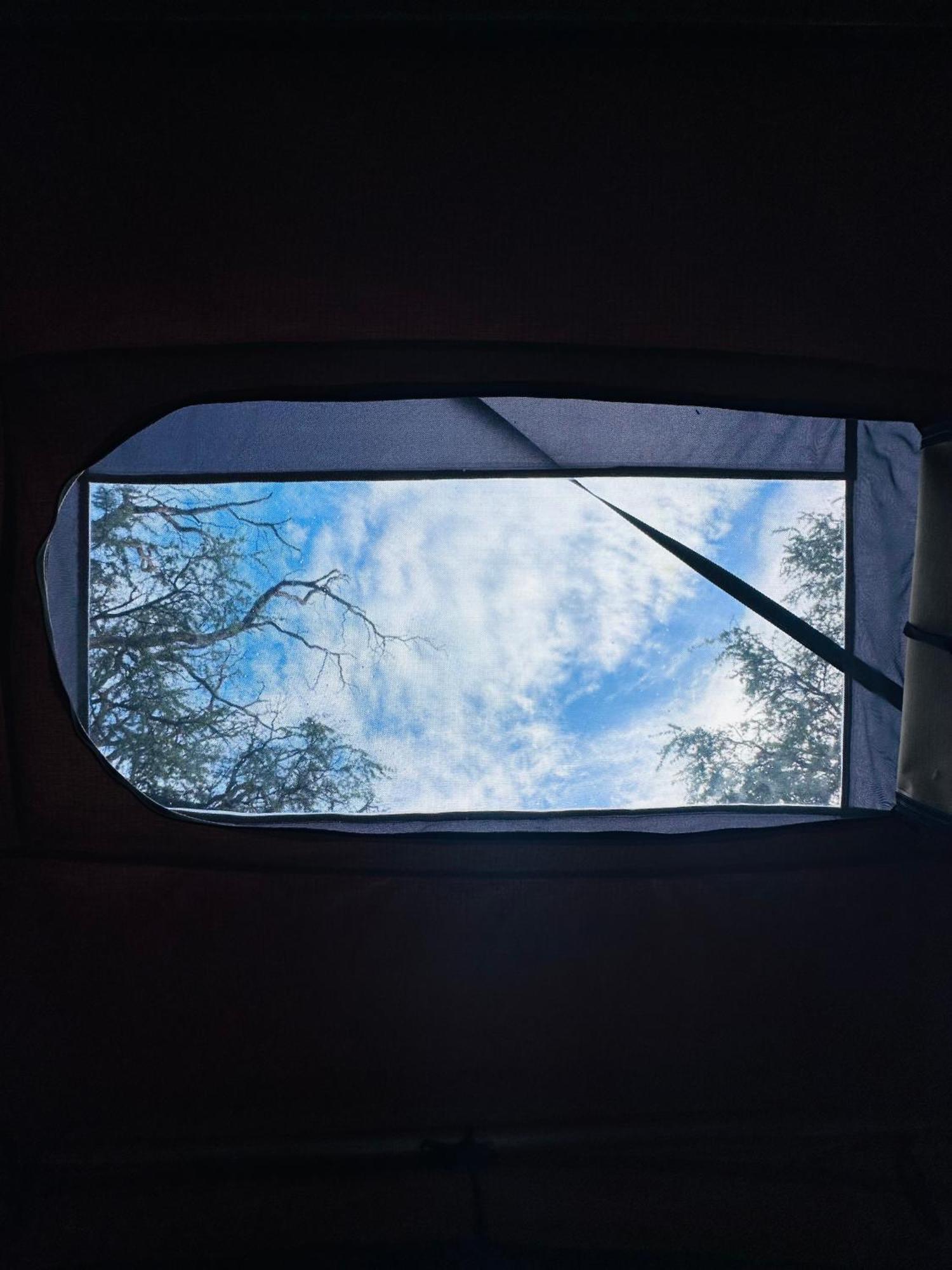 Explore Maui's Diverse And Uncover The Island's Beauty From Fresh Perspectives Every Day As Journey With Aloha Glamp's Great Jeep Equipped With A Rooftop Tent Tente de luxe *