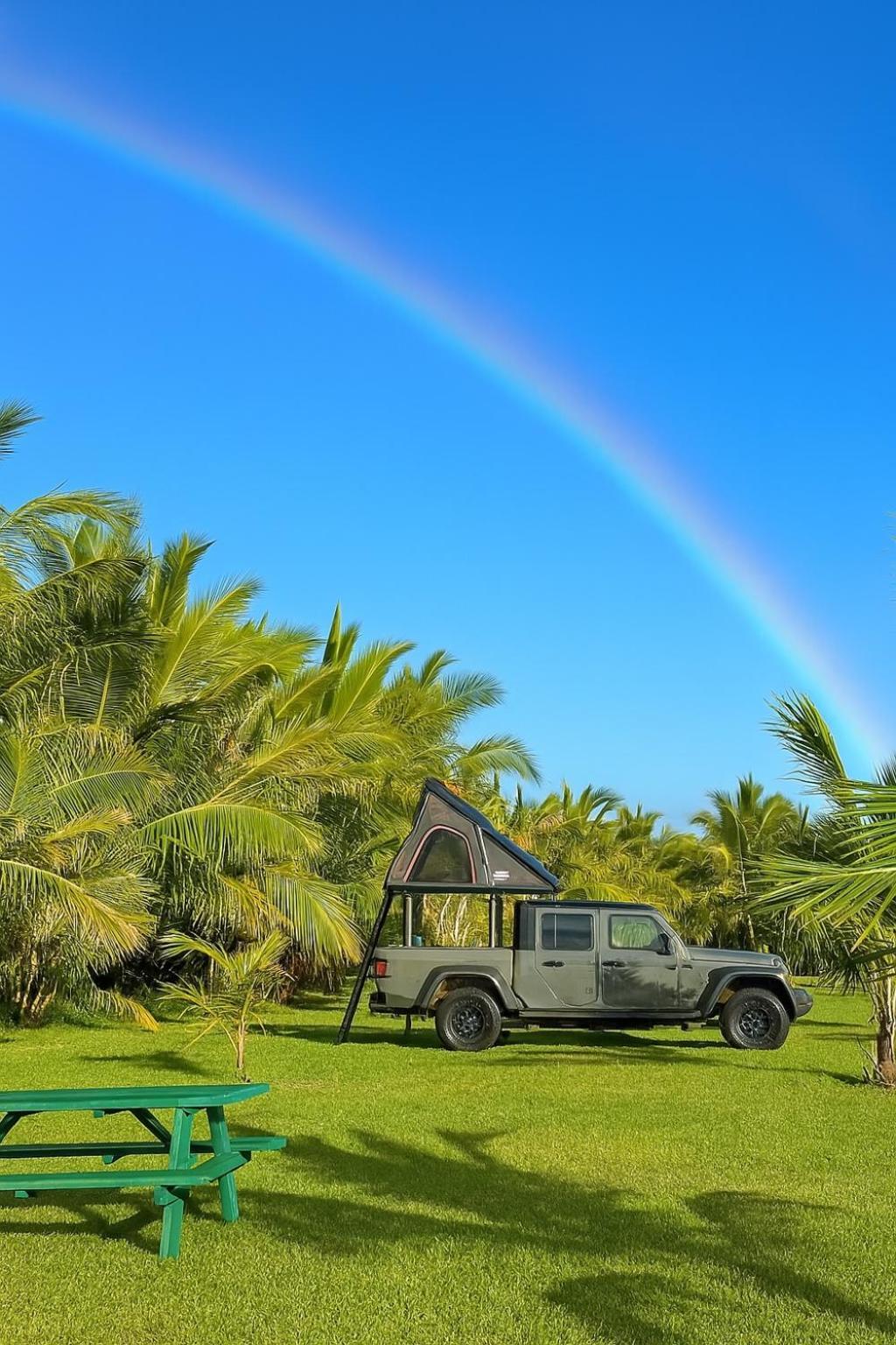 Campo de lujo Explore Maui's Diverse And Uncover The Island's Beauty From Fresh Perspectives Every Day As Journey With Aloha Glamp's Great Jeep Equipped With A Rooftop Tent *